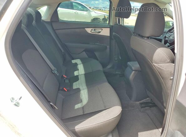 3KPF24ADXNE502168 2022 KIA FORTE White Vista de los asientos traseros