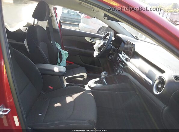 3KPF24ADXPE569081 2023 KIA FORTE Red Vista interior delantera