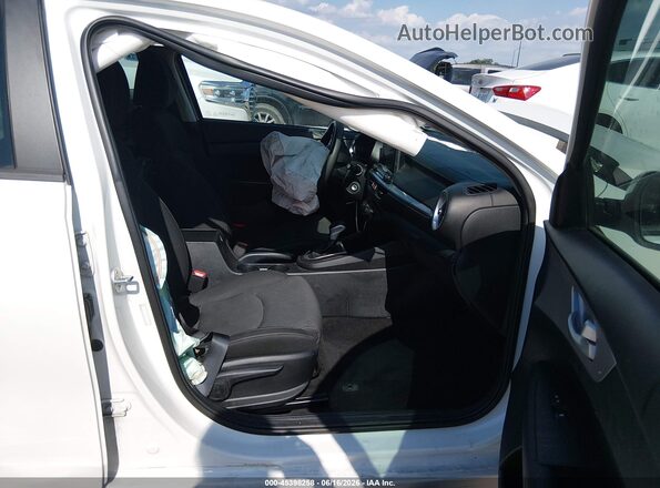 3KPF24ADXRE836917 2024 KIA FORTE White Widok wnętrza z przodu
