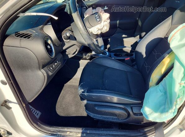 3KPF34AD0ME328090 2021 KIA FORTE White წინა სალონის ხედი