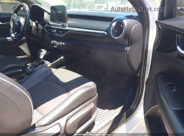 3KPF34AD0ME365138 2021 KIA FORTE White Вид салону спереду