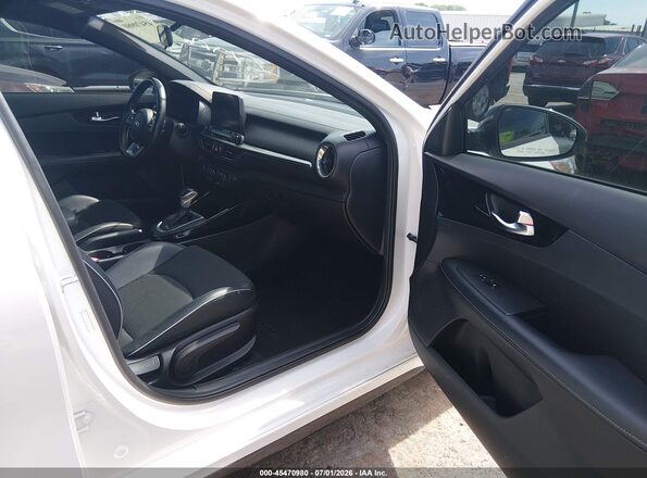3KPF34AD1ME369019 2021 KIA FORTE White Widok wnętrza z przodu