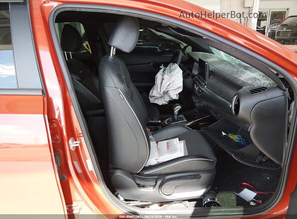 3KPF34AD2ME280088 2021 KIA FORTE Orange Вид салону спереду
