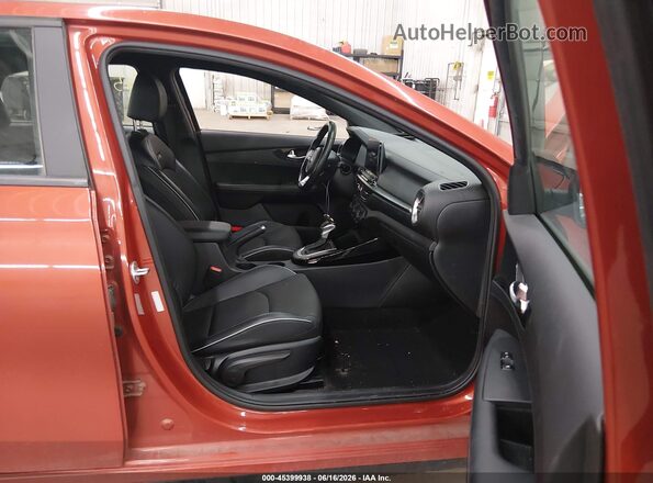 3KPF34AD3ME400898 2021 KIA FORTE Orange Вид салону спереду