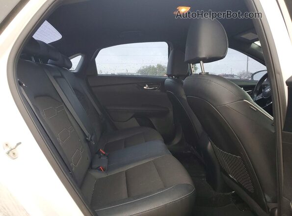 3KPF34AD5ME405116 2021 KIA FORTE White Rear seats view