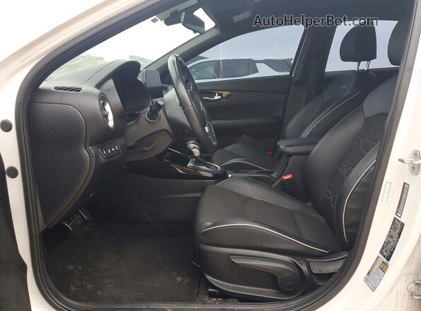 3KPF34AD5ME405116 2021 KIA FORTE White Front interior view