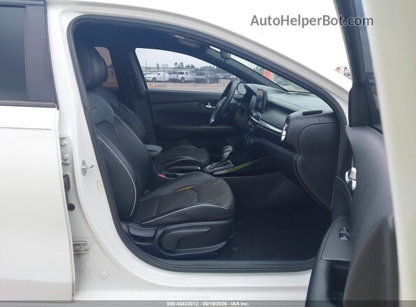 3KPF34AD7LE137720 2020 KIA FORTE Белый Вид салона спереди