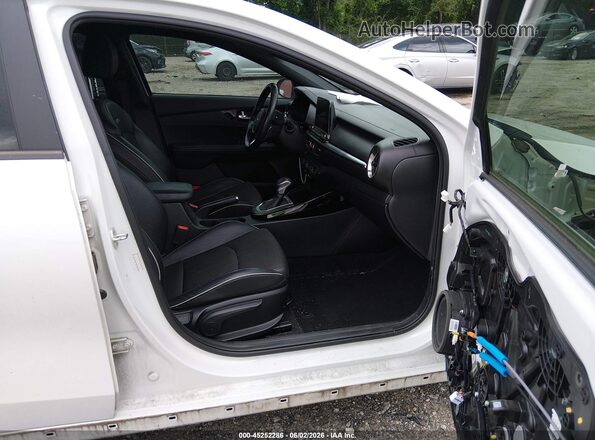 3KPF34AD7ME278935 2021 KIA FORTE White Вид салону спереду