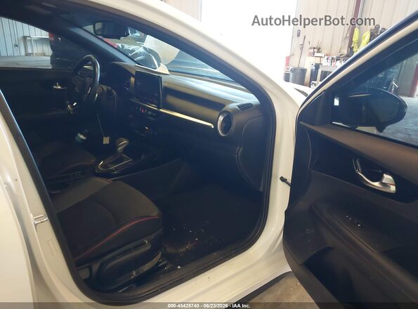 3KPF44AC0PE582794 2023 KIA FORTE White Вид салону спереду