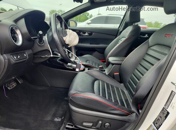 3KPF44AC2PE571036 2023 KIA FORTE White Vista interior delantera