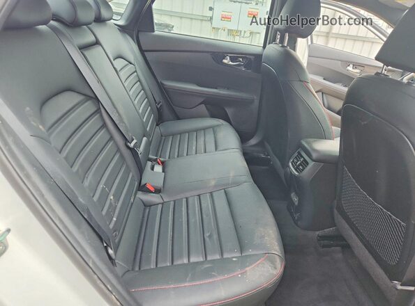 3KPF44AC2PE571036 2023 KIA FORTE White Vista de los asientos traseros
