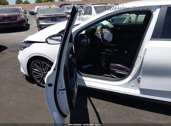 3KPF44AC3NE453784 2022 KIA FORTE White Front interior view