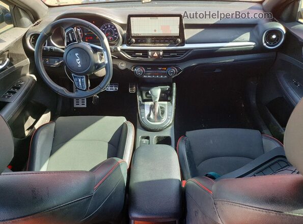 3KPF44AC6PE542963 2023 KIA FORTE Red Widok deski rozdzielczej