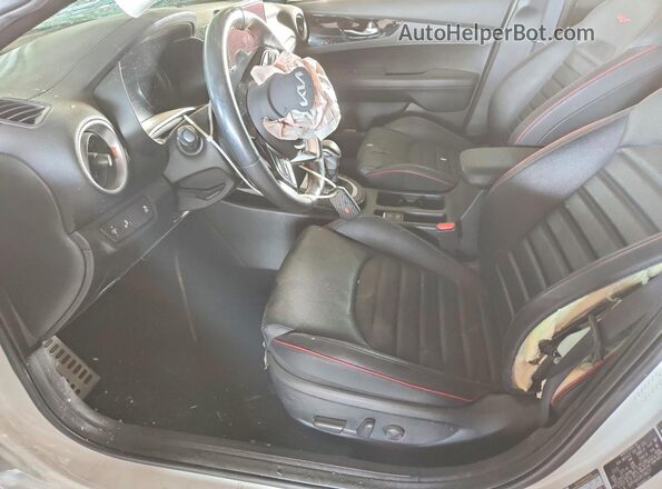 3KPF44AC6PE584257 2023 KIA FORTE White Widok wnętrza z przodu