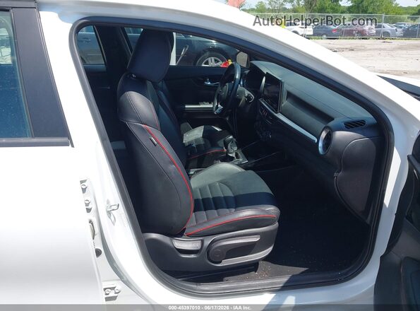 3KPF44AC7NE424806 2022 KIA FORTE White Widok wnętrza z przodu