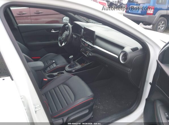 3KPF44ACXRE824509 2024 KIA FORTE White Սալոնի դիմացի տեսք