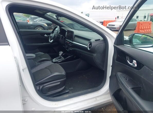 3KPF54AD0NE445678 2022 KIA FORTE White Սալոնի դիմացի տեսք