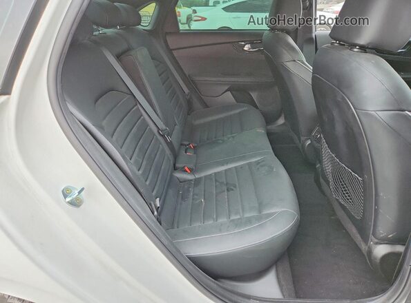 3KPF54AD0NE510481 2022 KIA FORTE White Rear seats view