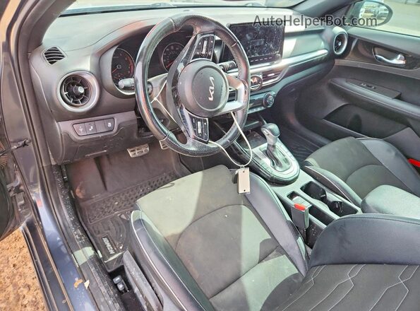 3KPF54AD0PE584633 2023 KIA FORTE Gray Widok deski rozdzielczej