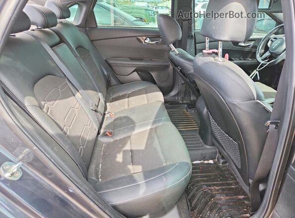 3KPF54AD0PE584633 2023 KIA FORTE Gray Widok tylnych siedzeń