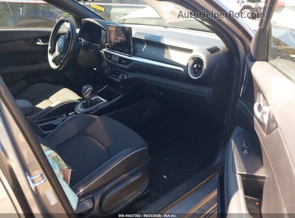 3KPF54AD0RE785175 2024 KIA FORTE Gray Widok wnętrza z przodu