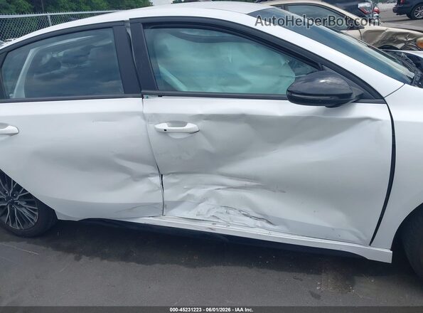 3KPF54AD0RE799464 2024 KIA FORTE White Front view
