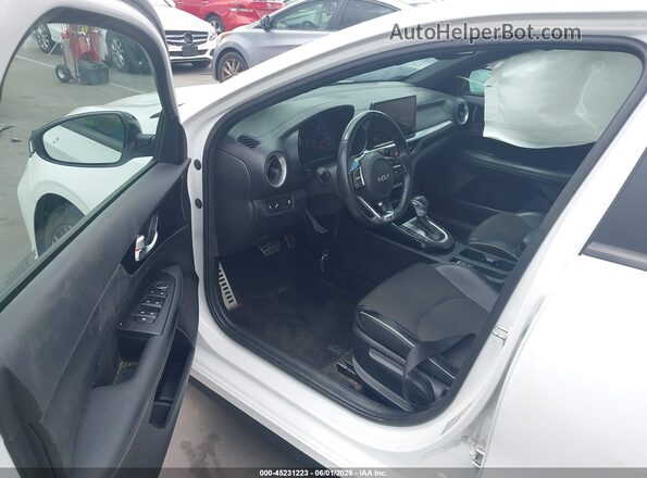 3KPF54AD0RE799464 2024 KIA FORTE White Front interior view