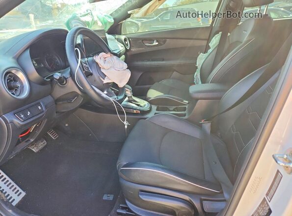 3KPF54AD1NE485252 2022 KIA FORTE White Սալոնի դիմացի տեսք