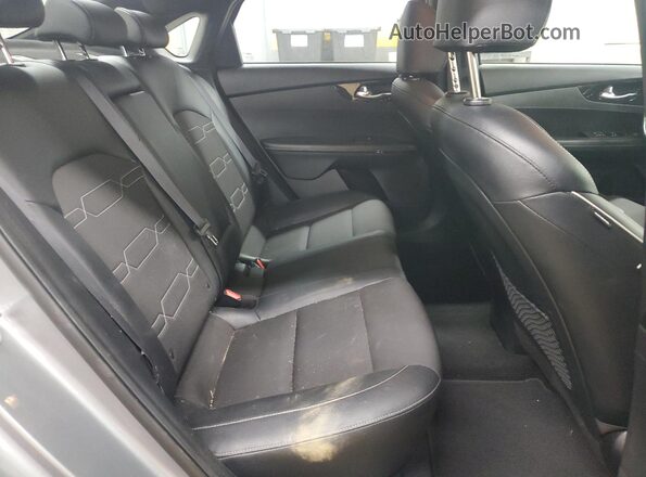 3KPF54AD1NE508612 2022 KIA FORTE Gray Widok tylnych siedzeń
