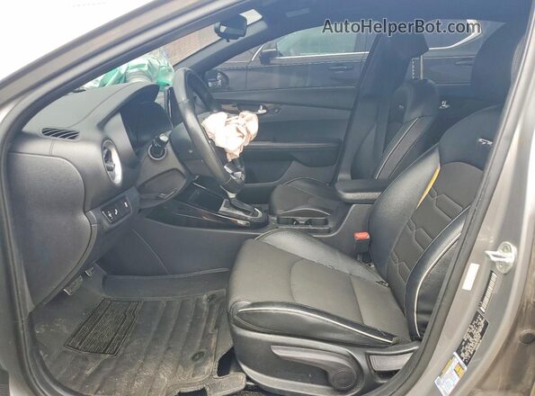 3KPF54AD2NE429787 2022 KIA FORTE Серый Вид салона спереди