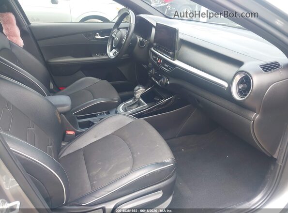3KPF54AD2PE528418 2023 KIA FORTE Silver Вид салону спереду