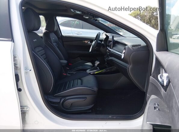 3KPF54AD3PE635008 2023 KIA FORTE White Widok wnętrza z przodu