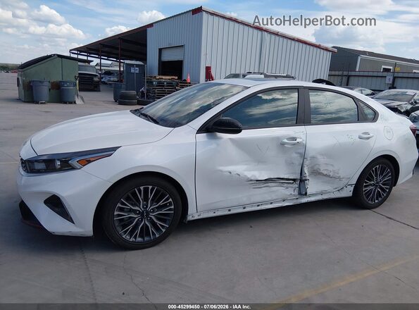 3KPF54AD3PE635008 2023 KIA FORTE White Widok z przodu