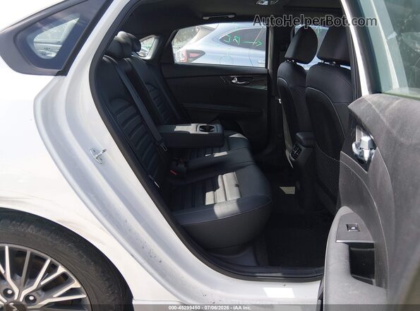 3KPF54AD3PE635008 2023 KIA FORTE White Widok naklejki z numerem VIN