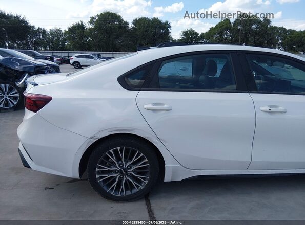 3KPF54AD3PE635008 2023 KIA FORTE White Widok wnętrza z tyłu