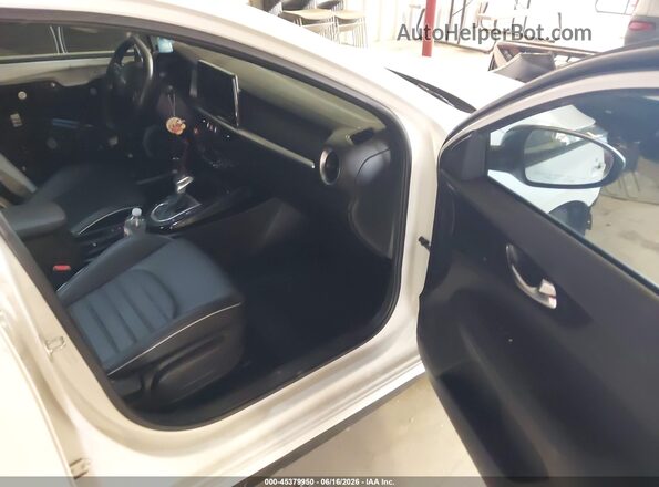 3KPF54AD3RE754986 2024 KIA FORTE White Вид салону спереду