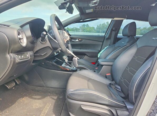3KPF54AD4PE664033 2023 KIA FORTE Белый Вид салона спереди