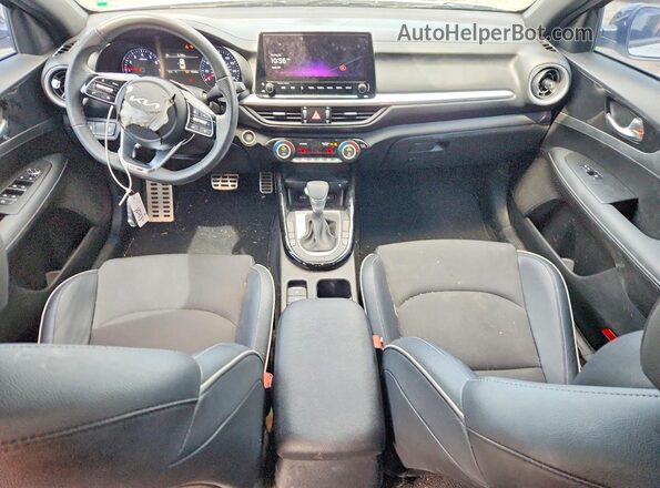 3KPF54AD4PE664033 2023 KIA FORTE Белый Вид панели приборов