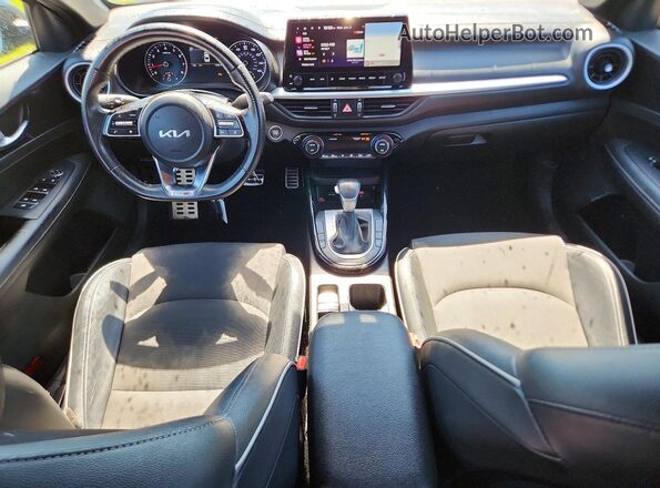 3KPF54AD5PE580089 2023 KIA FORTE Gray Vista del salpicadero