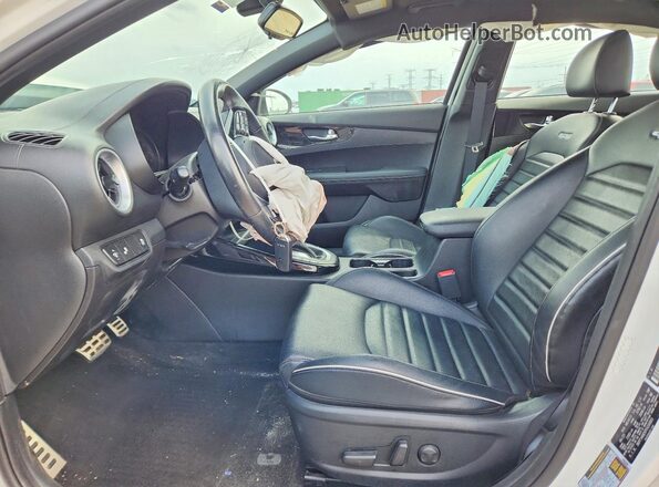 3KPF54AD5PE650805 2023 KIA FORTE Белый Вид салона спереди