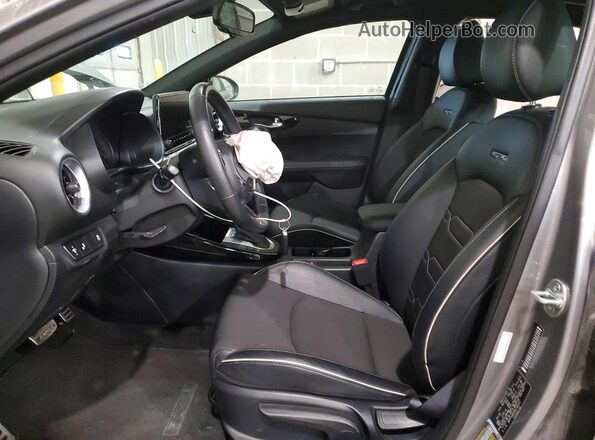 3KPF54AD5RE745531 2024 KIA FORTE Угольный Вид салона спереди