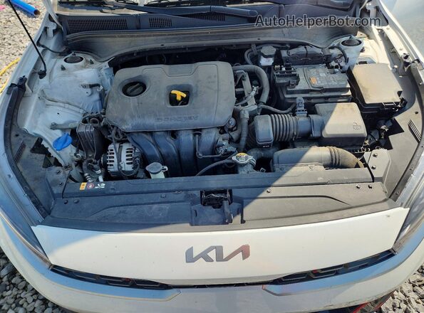 3KPF54AD6PE575161 2023 KIA FORTE White Widok wnętrza z tyłu