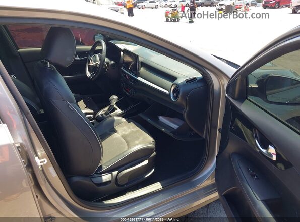 3KPF54AD7NE481545 2022 KIA FORTE Silver წინა სალონის ხედი