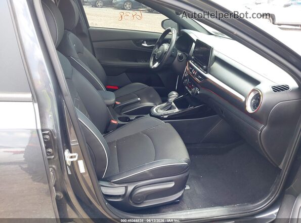 3KPF54AD7PE590915 2023 KIA FORTE Серый Вид салона спереди