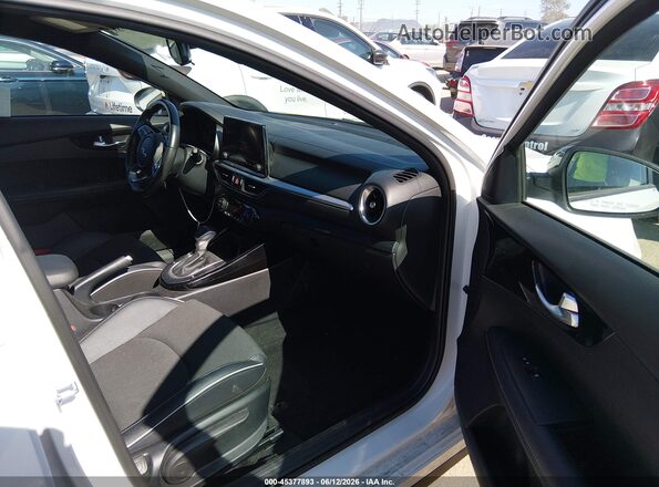 3KPF54AD8PE610685 2023 KIA FORTE White წინა სალონის ხედი