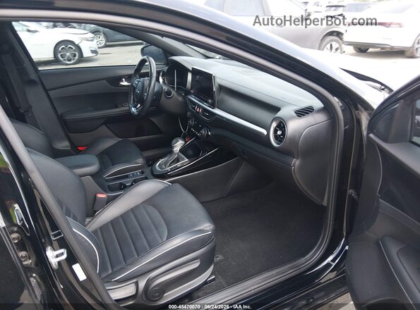 3KPF54AD8PE623520 2023 KIA FORTE Черный Вид салона спереди