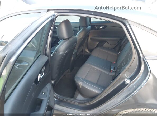 3KPF54AD8RE715052 2024 KIA FORTE Gray Widok z przodu