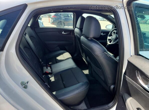 3KPF54AD8RE817435 2024 KIA FORTE White 