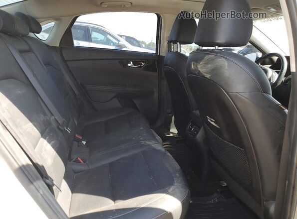 3KPF54ADXME415537 2021 KIA FORTE White Widok tylnych siedzeń