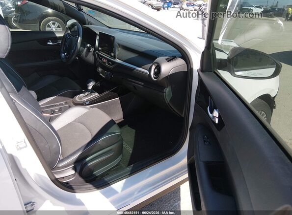 3KPF54ADXNE438026 2022 KIA FORTE White Front interior view